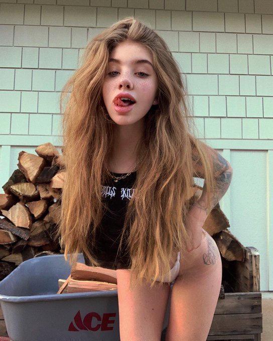 Iβm available and down for hookup and good suck π¦πππ
 Iβm available and down for hookup and good suck π¦πππ