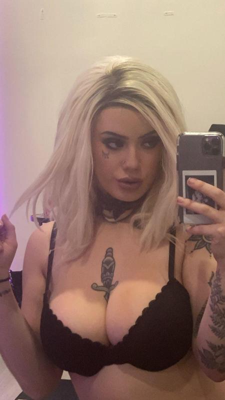 Hot 🥵Girl Wet Pussy💦 Tattood_nasty