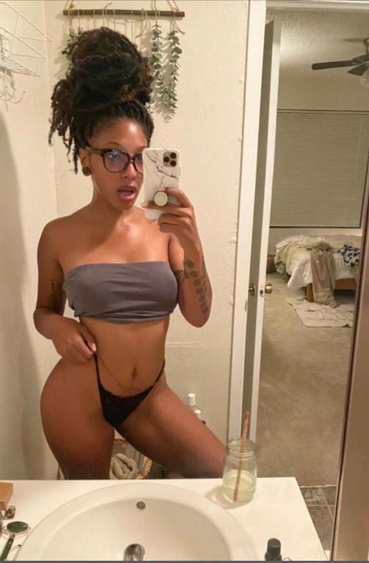 Down for hookup ! 😍🌸. Hit me up snapchat: @ann73821