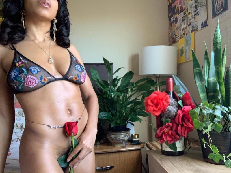 I’m available for discreet fun and hookup.