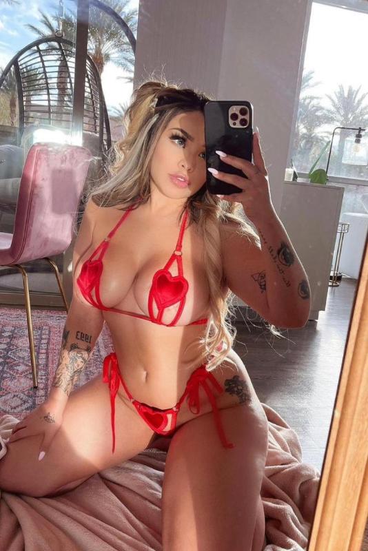 I’m hot and ready to be fucked😋🍆🍑