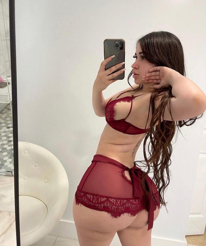 I’m available for hookups 🍆🍑💦💦