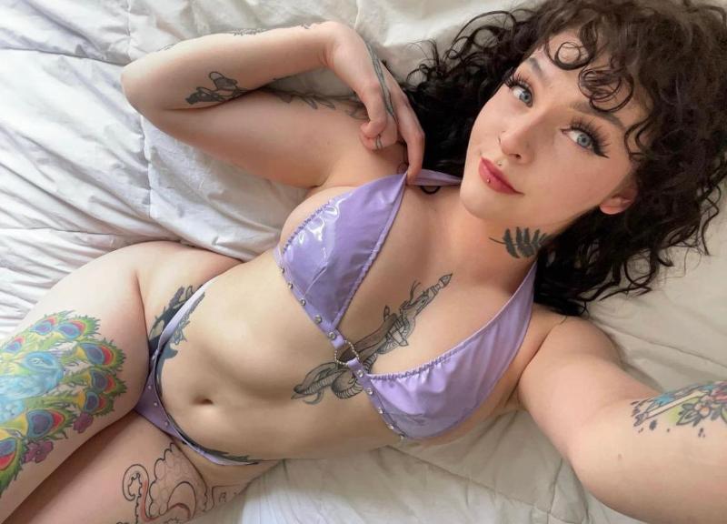 Down to fuck dm me for rates 👻brendawickee or +1 (951) 439-3848