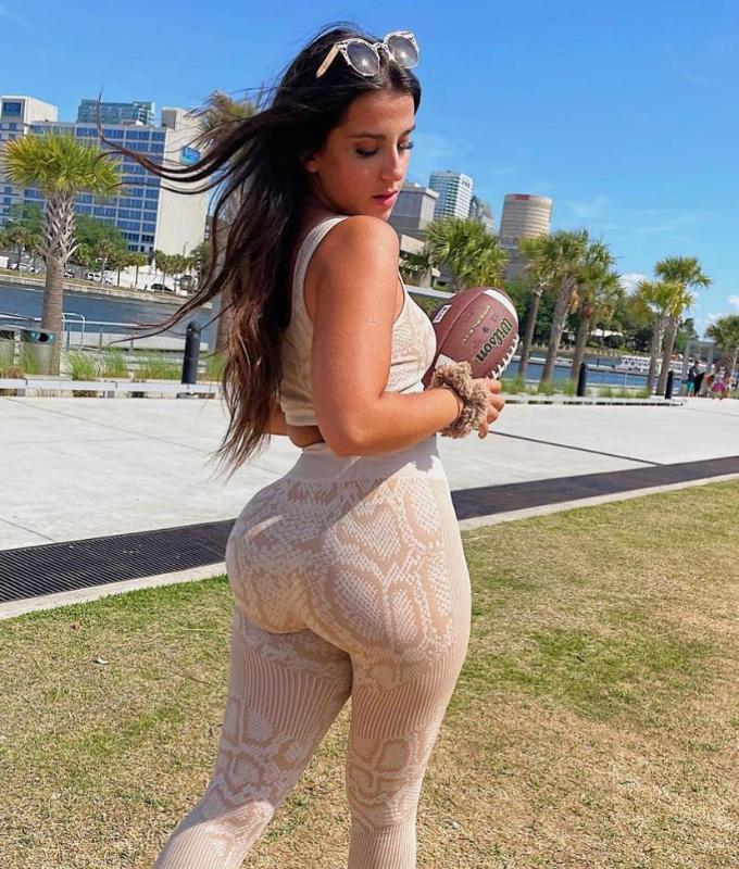 I ’m available for hookups 🍆🍑