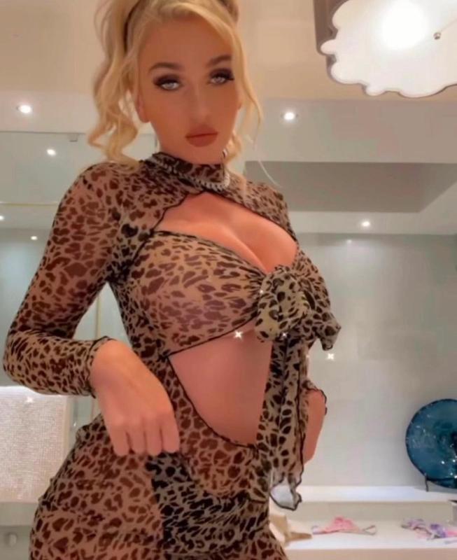 DOWN TO FUCK🥵👅👅SnapChat. Kim_luis3