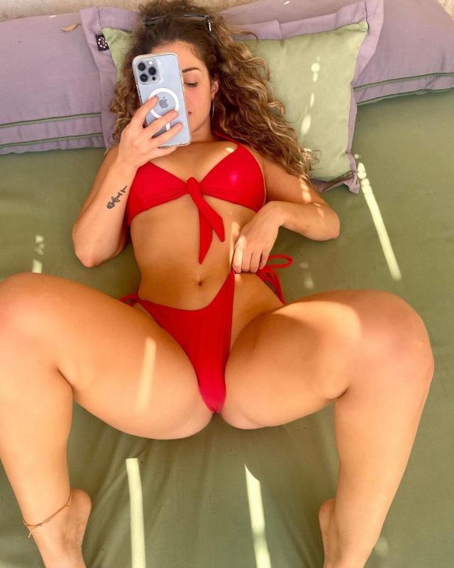 WHO IS DOWN 🍆TO HOOK UP AND FUCK ME 💦💦 snapchat : High_gee001 text me