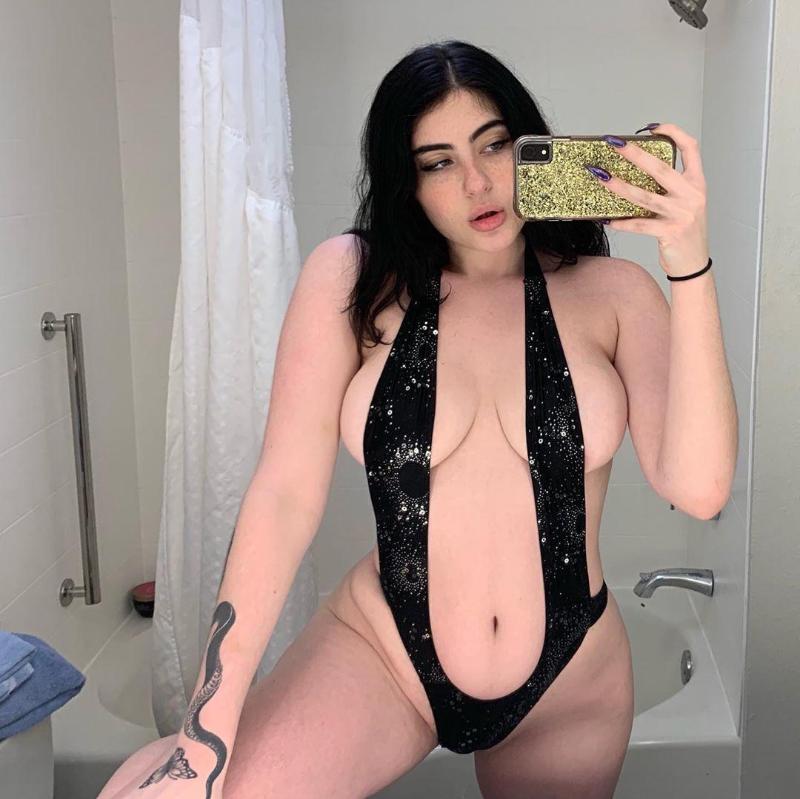 I’m hot🤤 and ready to be fucked😋🍆🍑