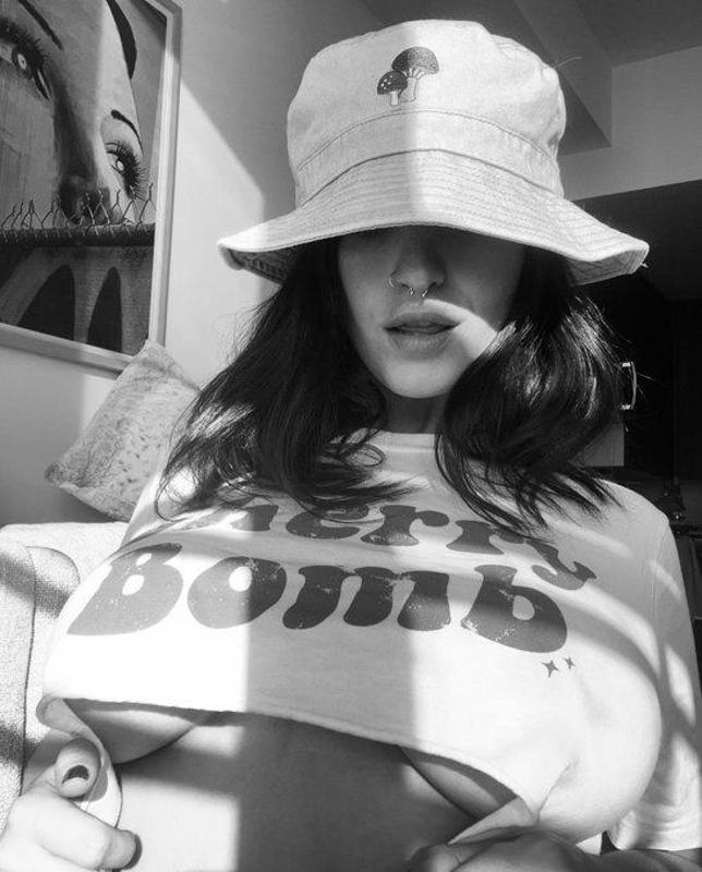 AM AVAILABLE FOR HOT SEX AND DISCREET FUN