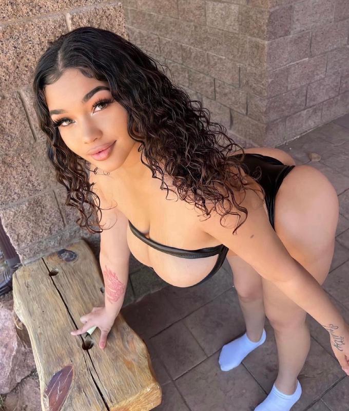 HMU IF YOUR DOWN FOR HOOK UP🍆🍑😍❤️